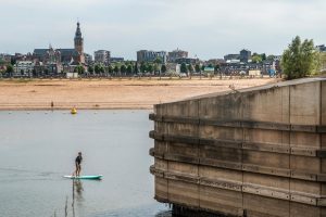 Door droogte is er een extreem lage waterstand in de Spiegelwaal bij Nijmegen © Manon Bruininga / ANP