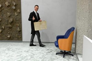 Minister van Financiën Eelco Heinen met het koffertje met de rijksbegroting tijdens de opening van het parlementaire jaar in september © Peter Hilz / ANP